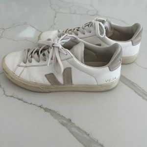 Men’s Veja sneakers - pre owned - size 9